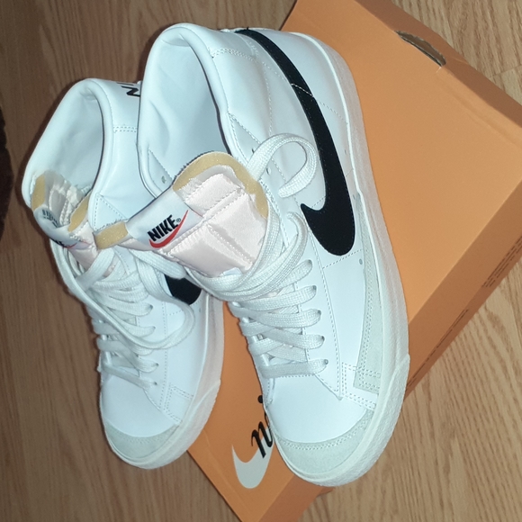 Nike - Picture 2 of 7